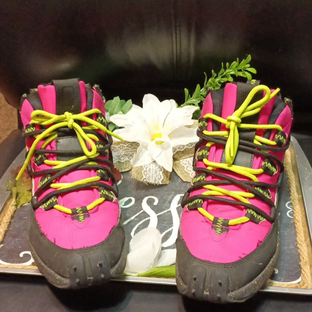 Fila women's us 7 pink, black yellow,gray used.